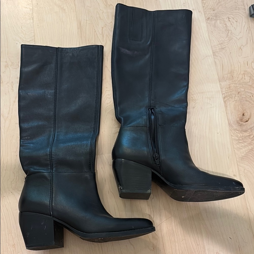 Naturalizer Black Heeled Boots Sleek Leather Design